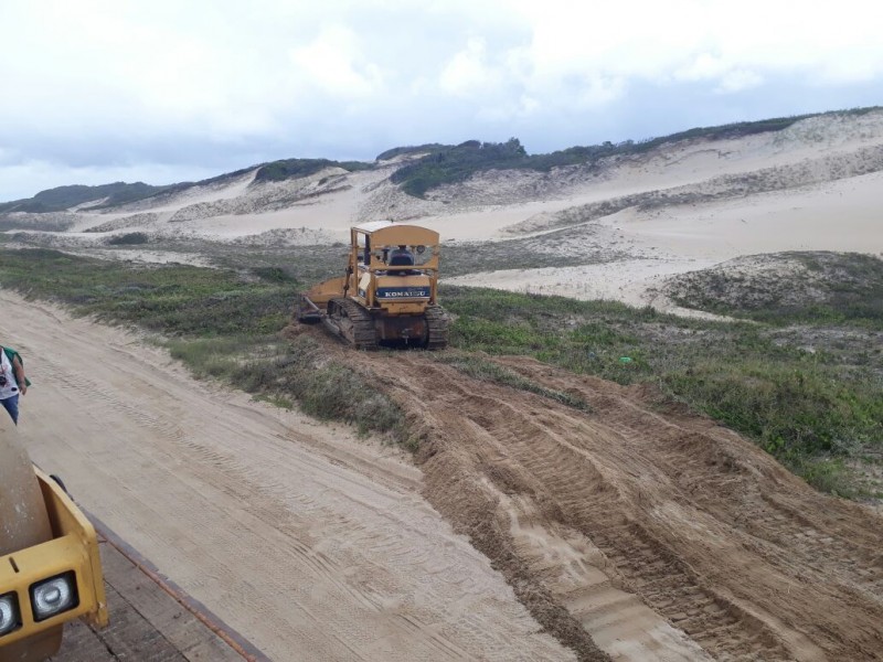 Equipe de obras trabalha para restabelecer o trânsito na Praia Grande