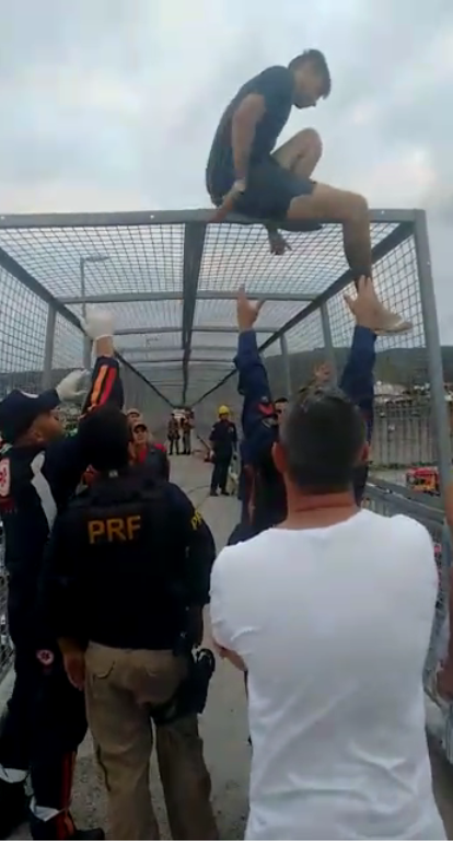 Mais dois vídeos mostram como foi o resgate do rapaz que ameaçou jogar-se na BR-101 em Biguaçu (VIDEOS)