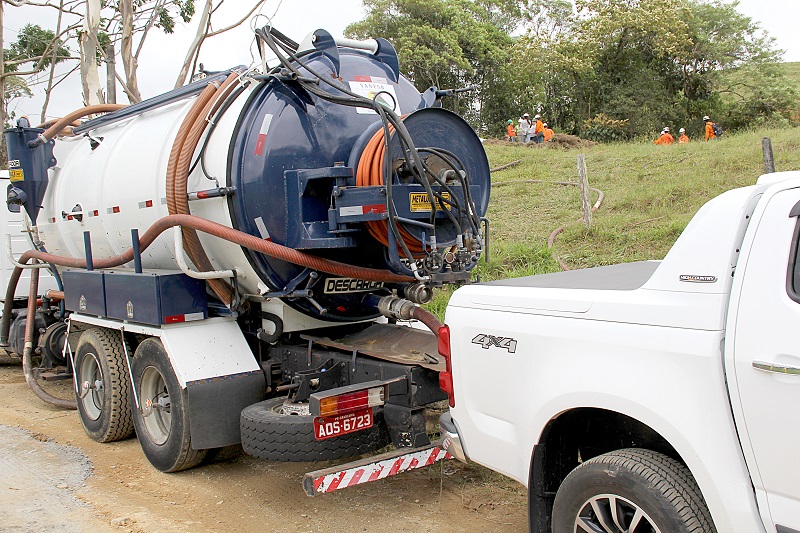 Equipes trabalham para minimizar danos causados por vazamento de combustível no rio Quati, em Guaramirim