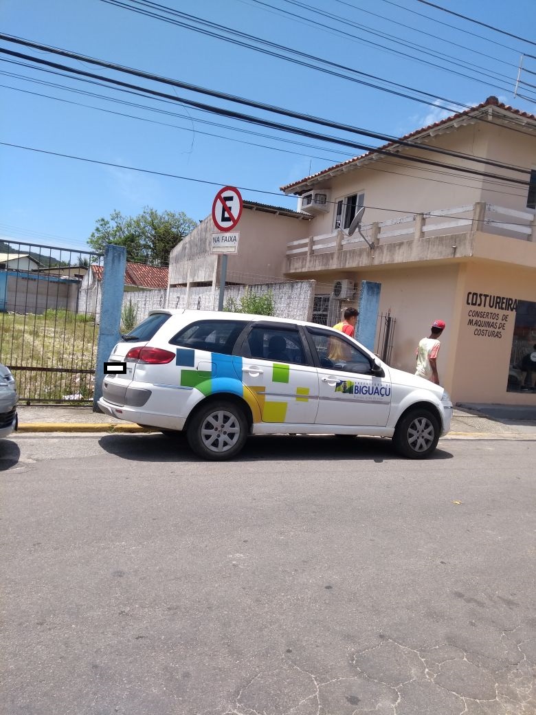 Carro estacionado em lugar proibido gera polêmica no Centro de Biguaçu
