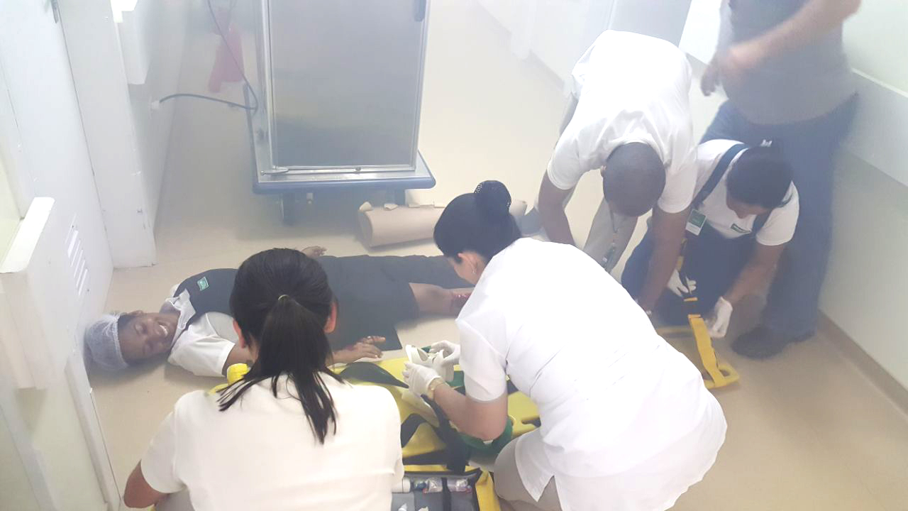 Colaboradores participam de simulado de incêndio no Hospital Unimed