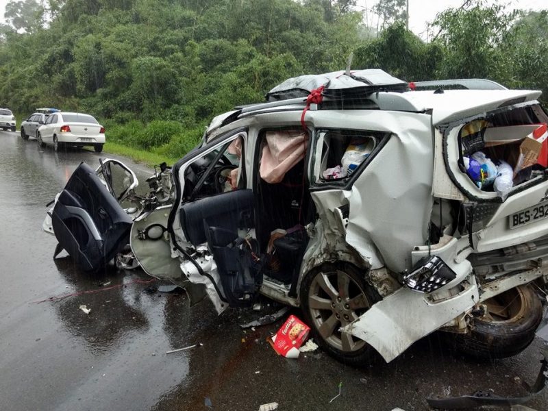 Batida entre dois carros e caminhão deixa vítimas gravemente feridas na BR-280, em Corupá