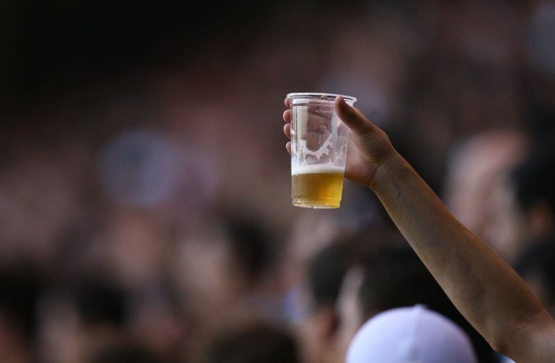 Deputados estaduais aprovam lei que libera venda de cerveja em estádios