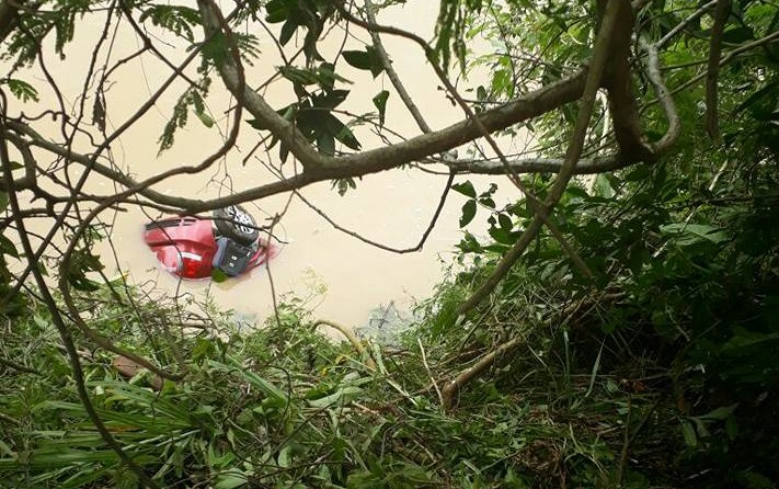 Morador de Schroeder morre após carro cair no rio Itajaí-Açu
