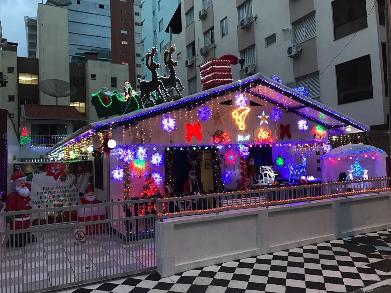 Tradição: Casa do Papai Noel vira atração turística em Itapema