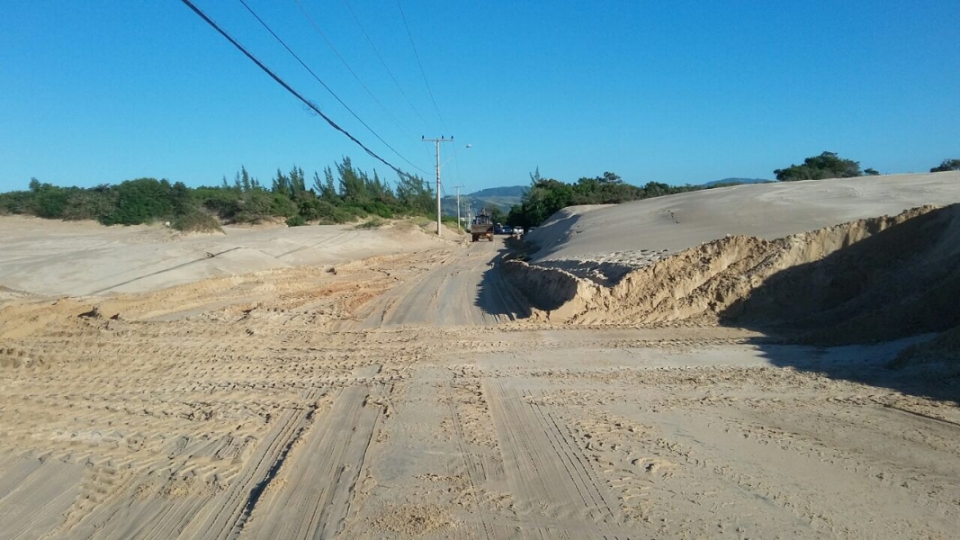 Prefeitura inicia remoção de areia da entrada de Itapirubá