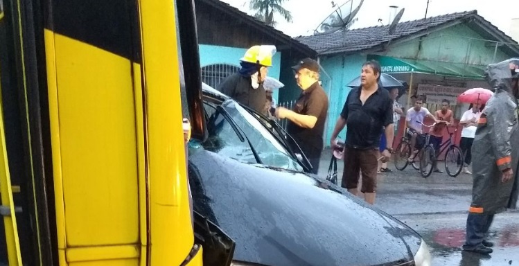 Joinville | Passageira de carro morre após batida envolvendo ônibus