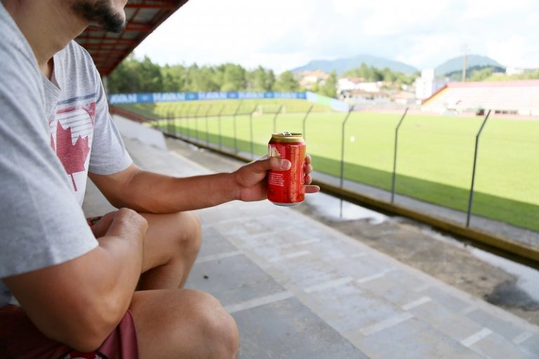 Lei é sancionada por governador e cerveja retorna aos estádios catarinenses após nove anos