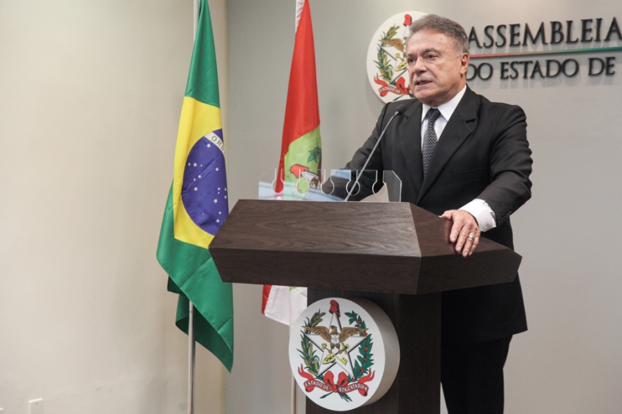 Senador Alvaro Dias faz palestra e concede coletiva no Oeste