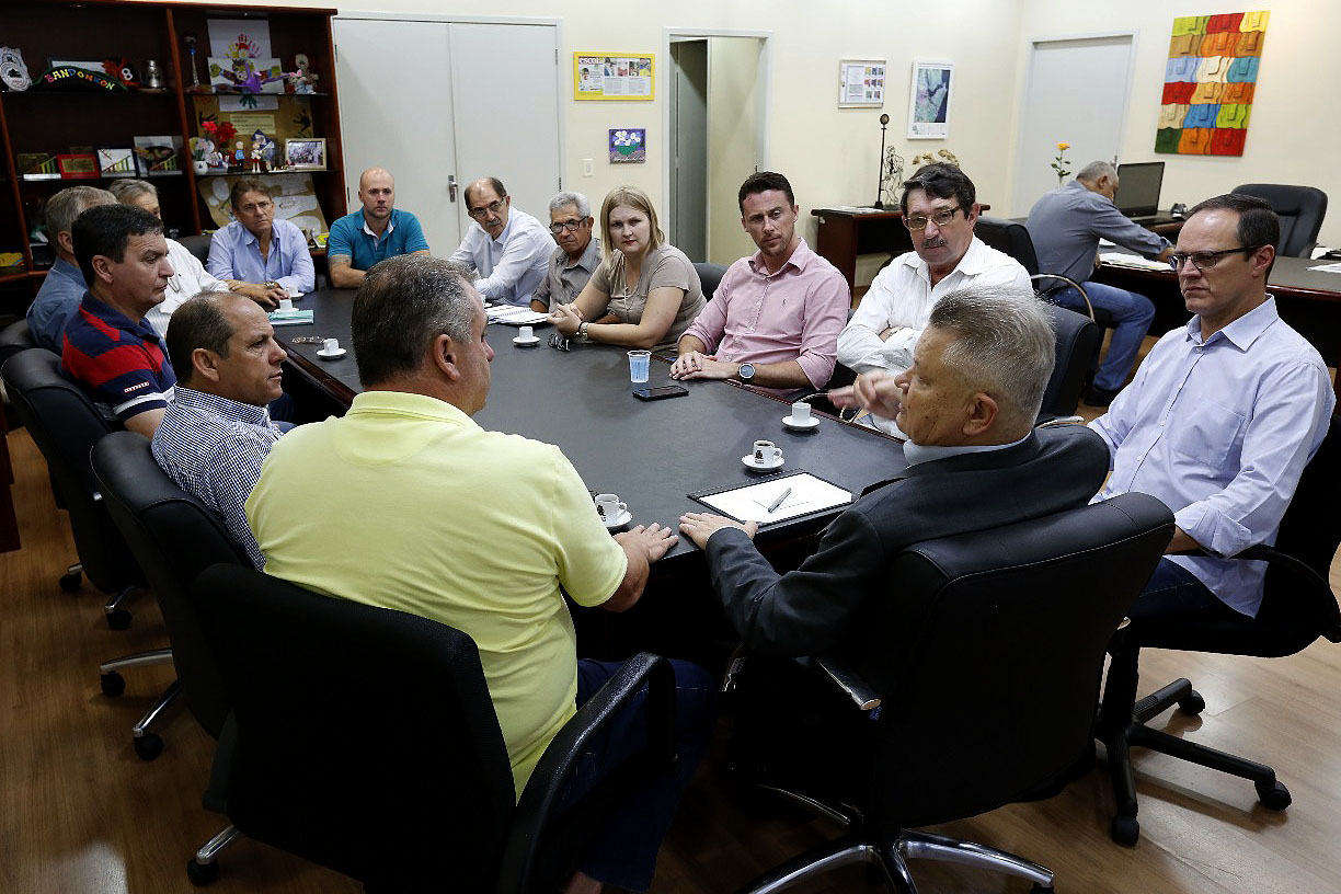 Joinville | Prefeito faz reunião para tranquilizar produtores rurais, preocupados com a reforma administrativa