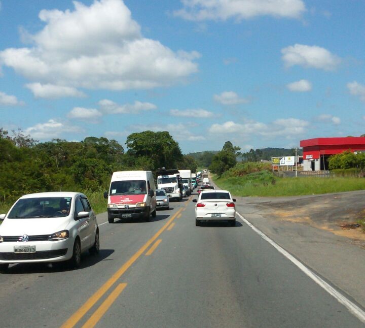 Movimento nas estradas federais do Norte de SC continua intenso nesta sexta