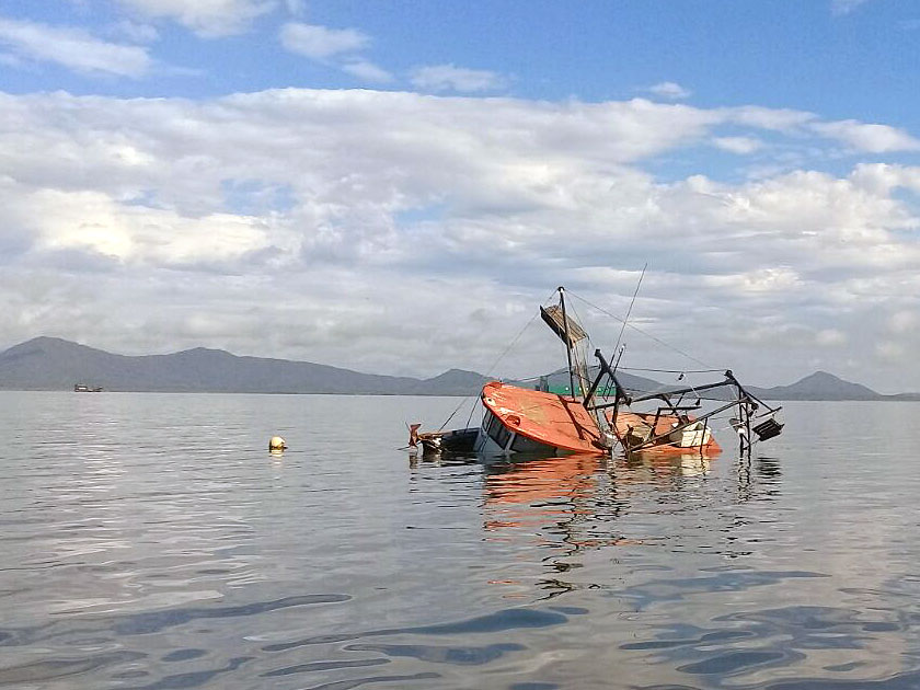 Barco afunda no litoral catarinense