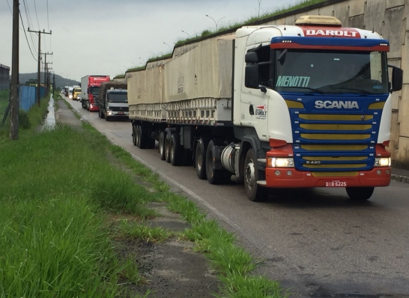 Imbituba | Acidente entre caminhões deixa trânsito lento na BR-101 em Imbituba