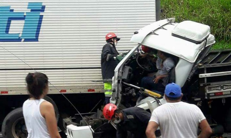 Joinville | Caminhoneiro fica gravemente ferido em acidente na BR-101