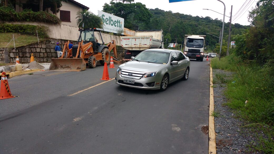 Joinville | Erosão rompe asfalto e interdita trecho da avenida Marquês de Olinda