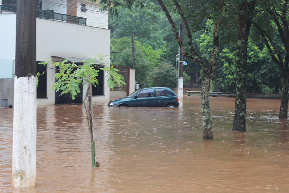 Chapecó | Chuva causa alagamentos e transtornos no centro