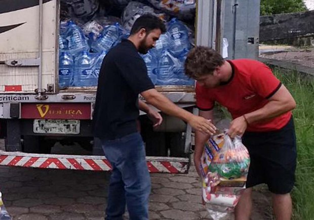 Itens de assistência humanitária são distribuídos para população atingida pelas chuvas em SC