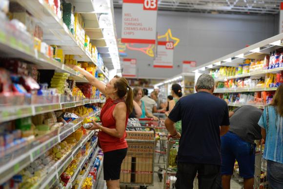 Preços dos alimentos puxam inflação na última semana de 2017
