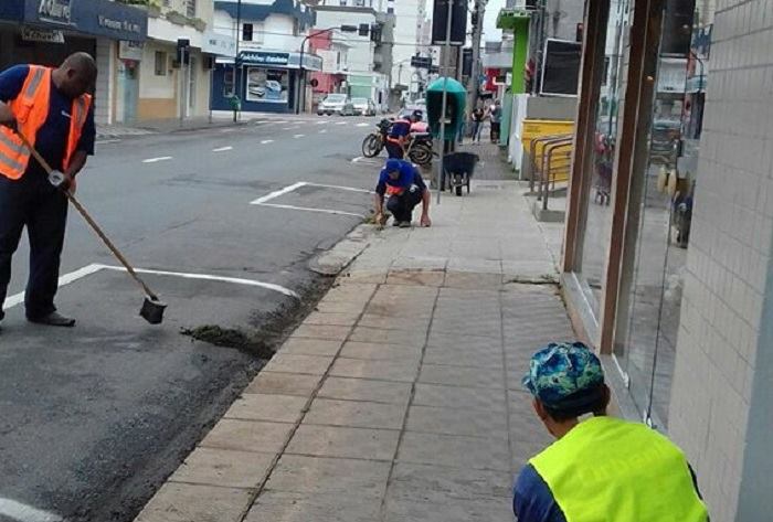 Jaraguá do Sul | Empresa terceirizada retoma serviço de limpeza de ruas neste ano