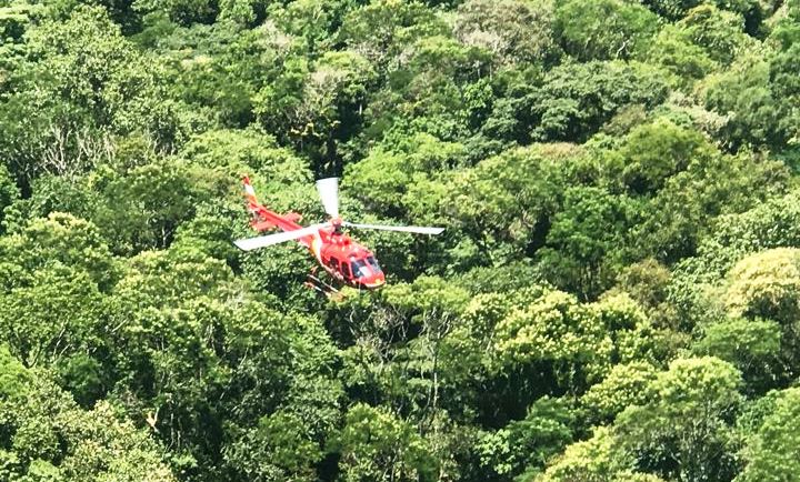 Piloto de ultraleve é resgatado após aeronave cair em Itapema