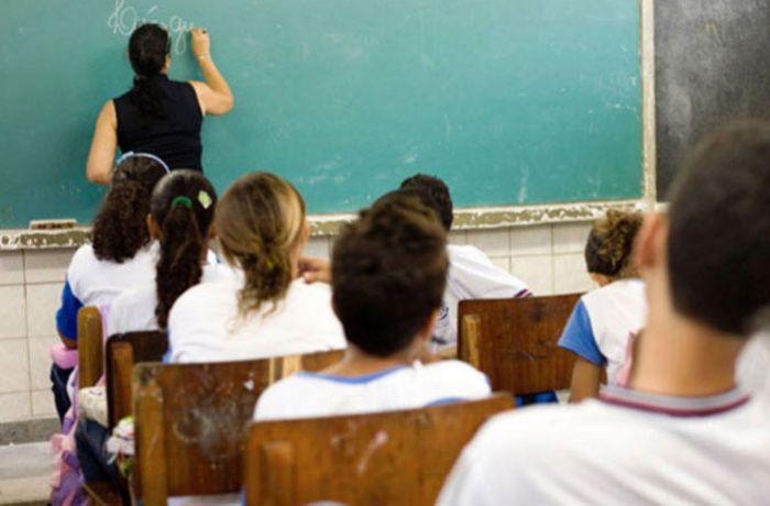 Governo de SC sanciona lei que proíbe dispensa de professores ACTs durante pandemia