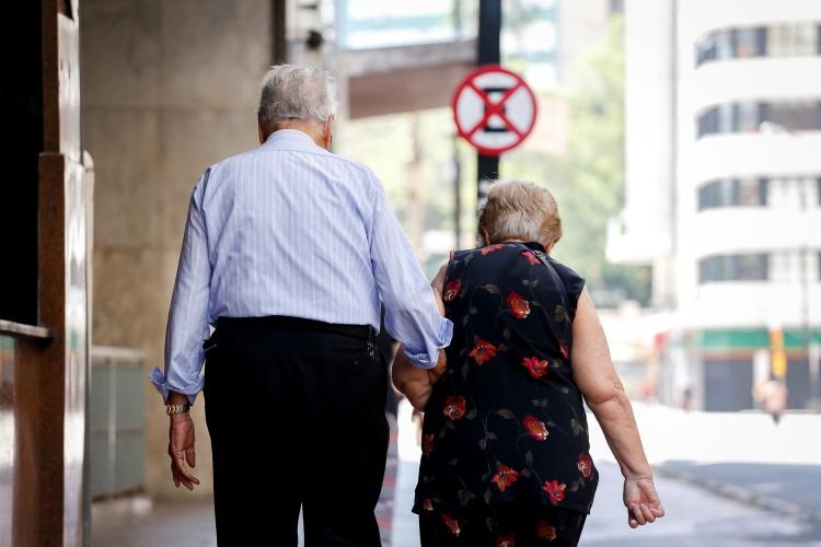 Joinville e Blumenau miram idosos após crescimento de casos; Defensoria aponta discriminação