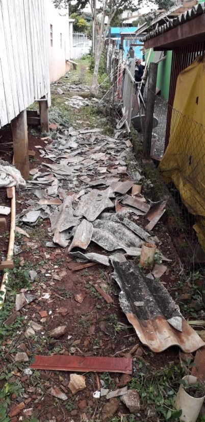 Infectada por covid-19, família tem casas destruídas por ciclone bomba em Chapecó