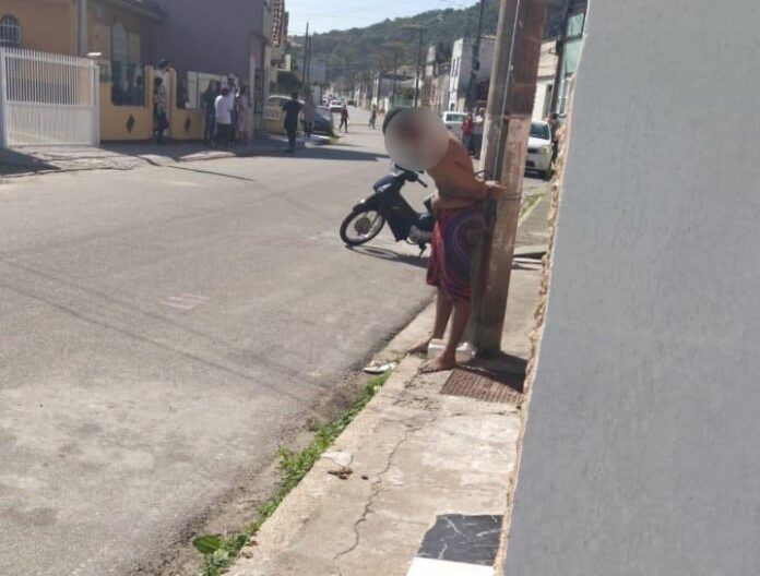 Após suposto furto, homem é agredido e amarrado no poste por moradores de Laguna