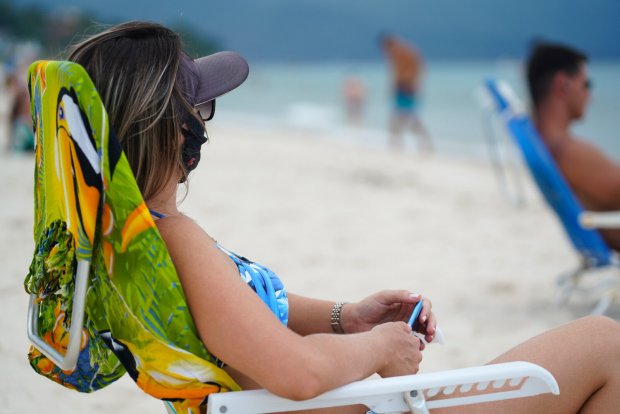 Com aval da Vigilância em Saúde, Moisés publica decreto liberando setores para temporada de verão